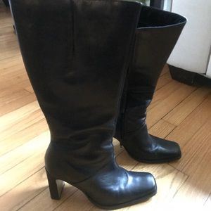 Black white mountain boots